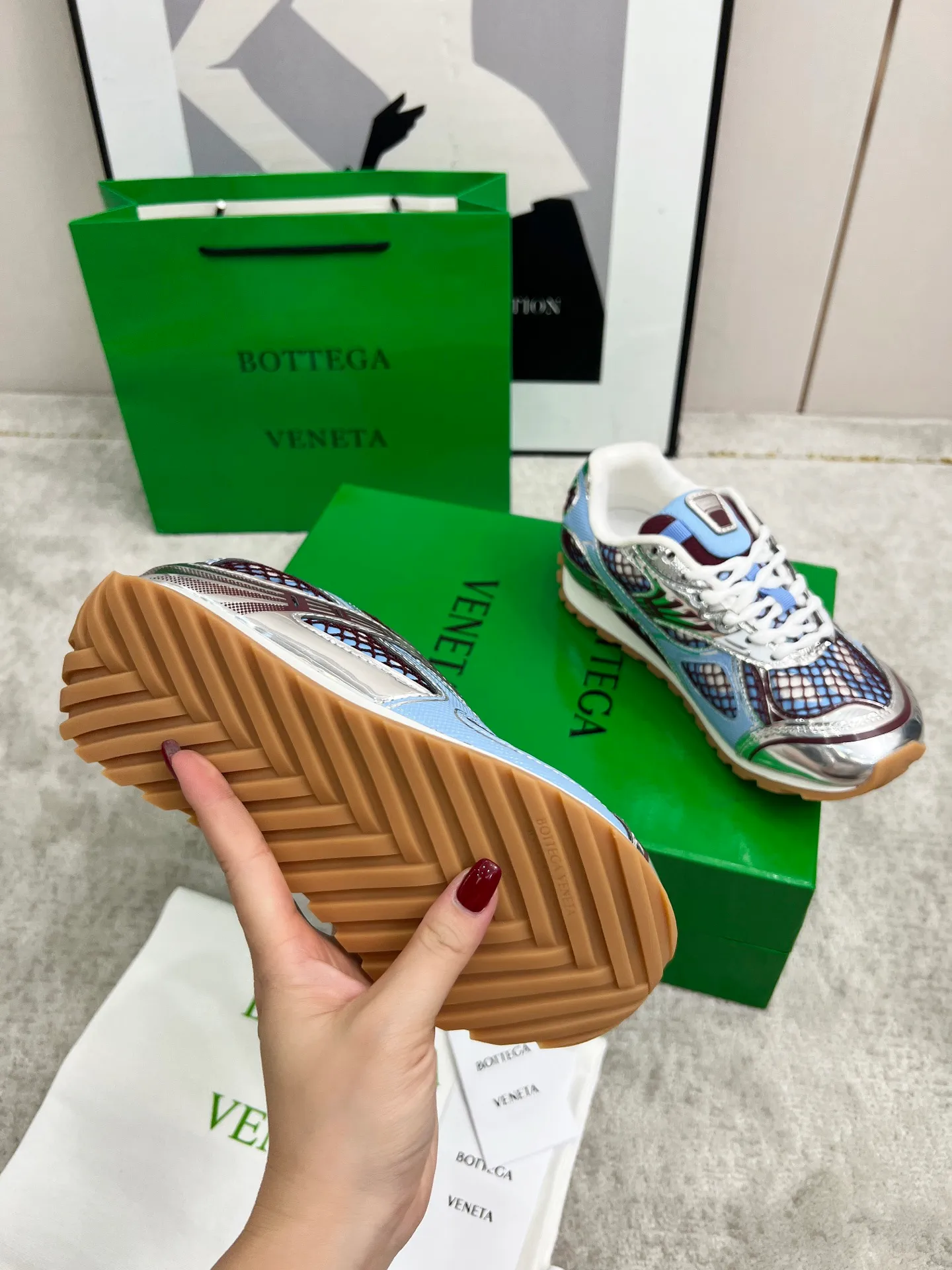 P540. Top version (couples model) Bottega Veneta Bottega Veneta 23ss autumn and winter show BV Orbit sneakers Wang Yibo's same style couples casual shoes dad shoes! Runner sneakers! Original purchase and development!  Made of original lightweight technical mesh fabric, the same as the original version! The process is complicated!  Paired with a rubber outsole designed with a geometric pattern, the high version of the Wang Zha series is actually much taller, but the legs still look slim. Very nice. Durable and playable, standard and version-matching shoe package technology, look for high-end versions. The original outsole is exclusively molded, and the color-blocked TPU outsole is used. The material and weight are the same as the original!  Size: #Female 35-41 (40 and 41 customized sizes are non-refundable) Male 39-45 (45 size customized are non-returnable and exchangeable)